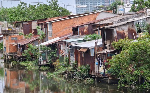 "Nút thắt" giải toả hàng nghìn nhà ven kênh rạch tại TP.HCM - Ảnh 1.