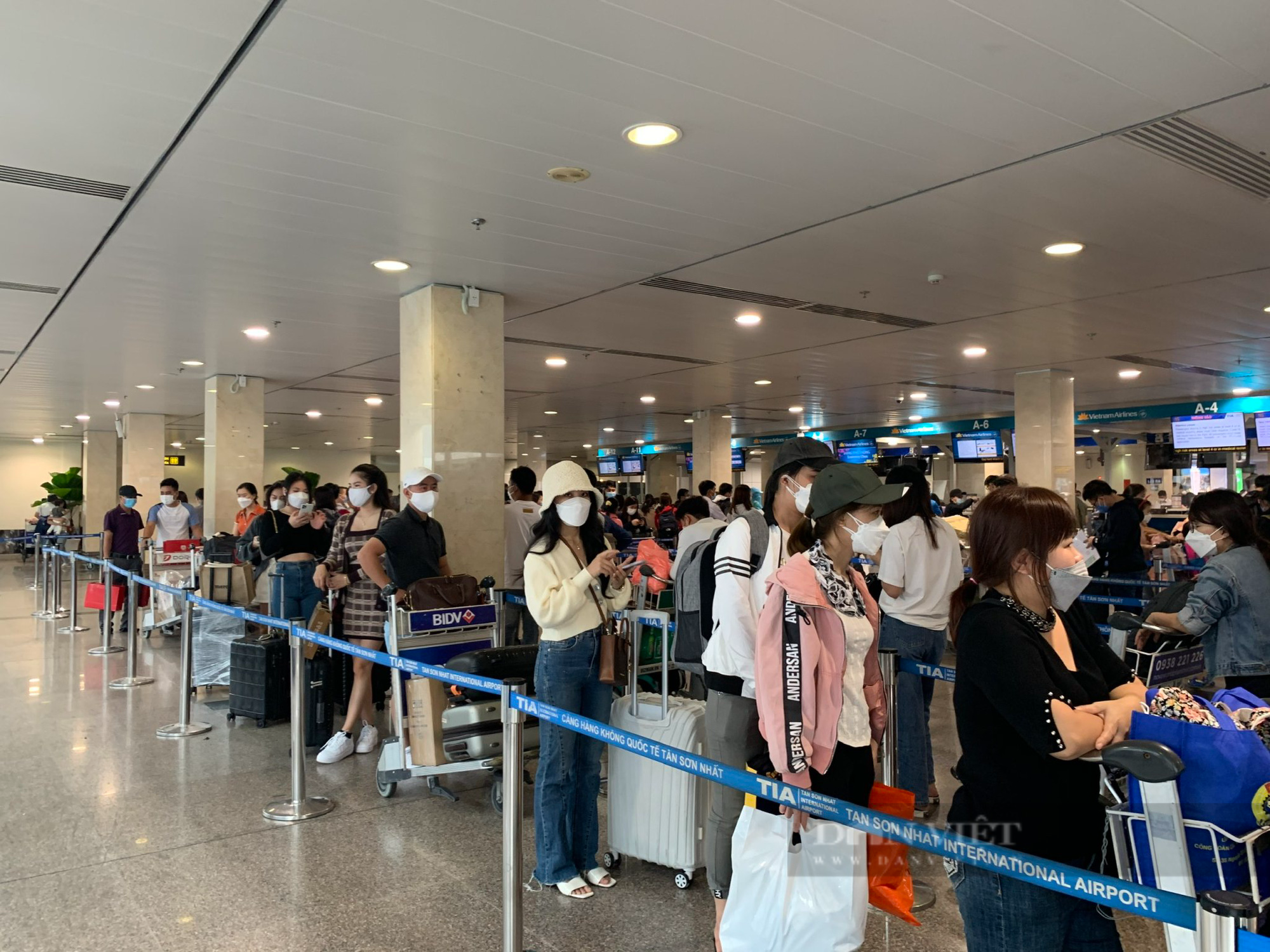 Vào hè, lượng khách qua sân bay Tân Sơn Nhất tăng đột biến - Ảnh 1.