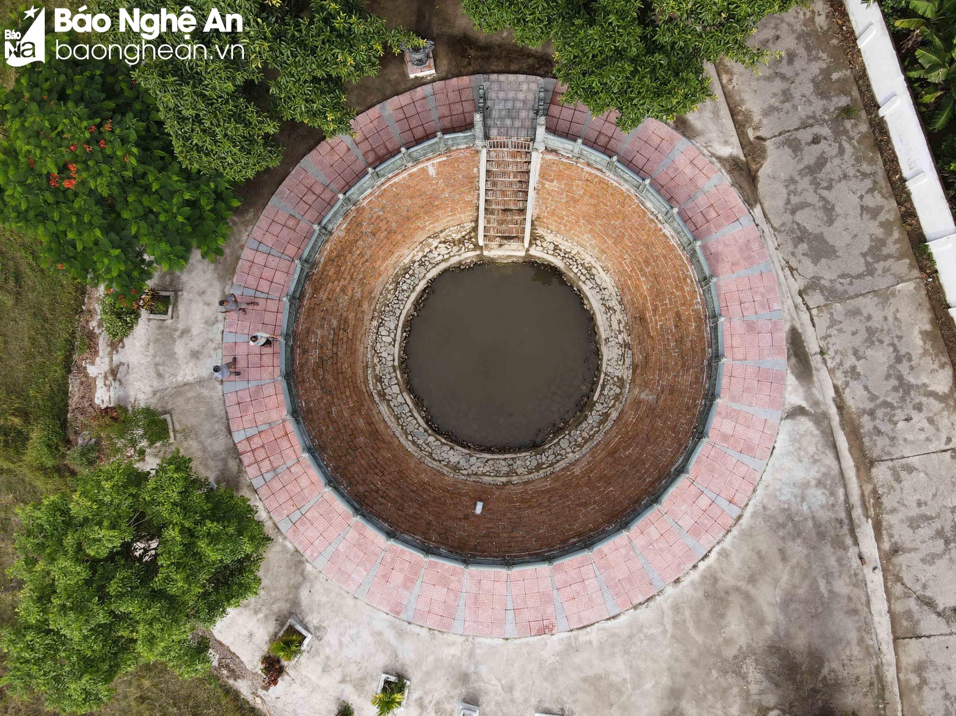 Giếng cổ ở một làng của Nghệ An to đẹp soi bóng cây đa cổ thụ hàng trăm năm tuổi - Ảnh 3.