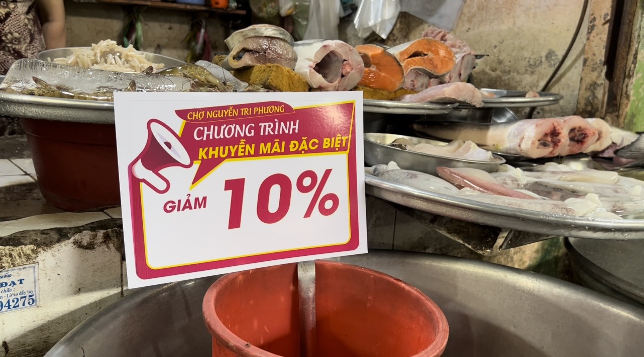 Độc lạ Sài Gòn: Chợ treo bảng giảm giá y như siêu thị - Ảnh 1.