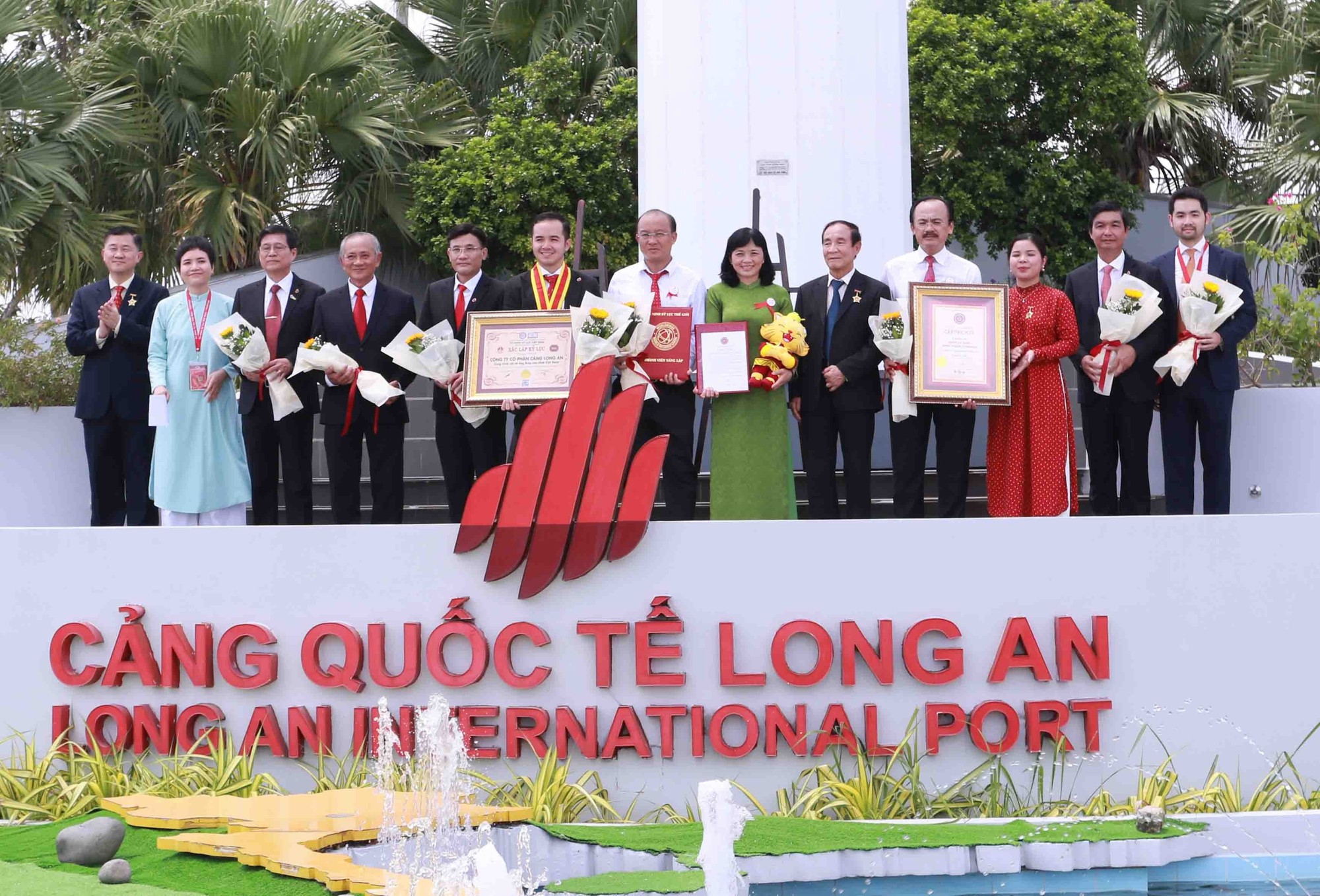 Cột cờ tại Cảng Quốc tế Long An xác lập kỷ lục cao nhất Đông Dương - Ảnh 2.