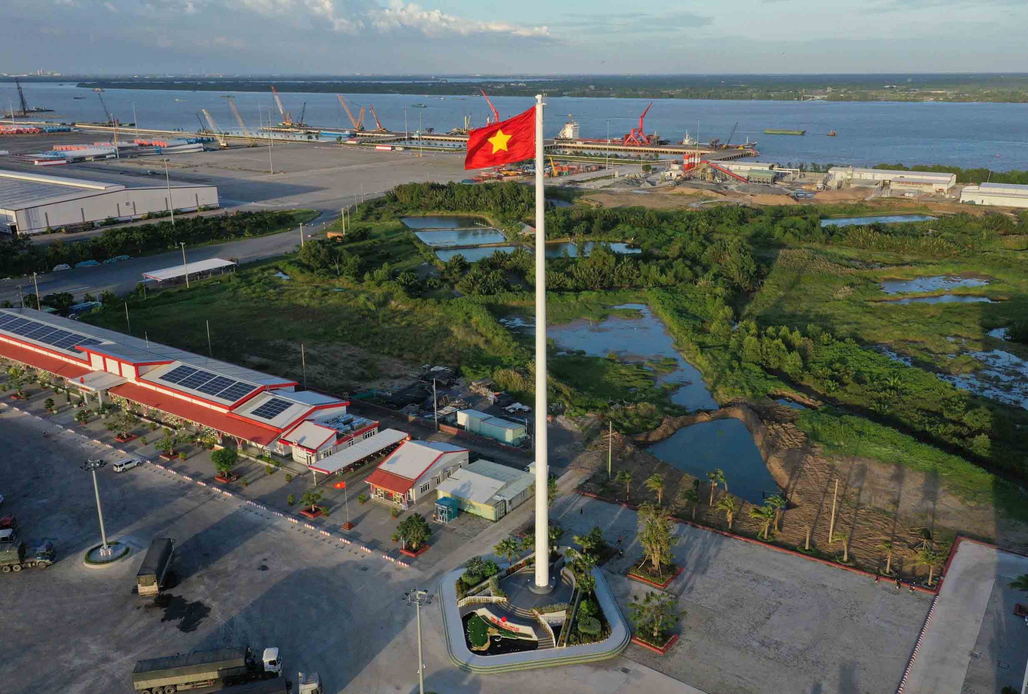 Cột cờ tại Cảng Quốc tế Long An xác lập kỷ lục cao nhất Đông Dương - Ảnh 1.