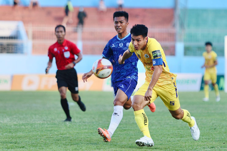 Kết quả vòng 12 V.League: CLB Hà Nội đánh bại Khánh Hòa bằng bàn thắng gây tranh cãi - Ảnh 1.