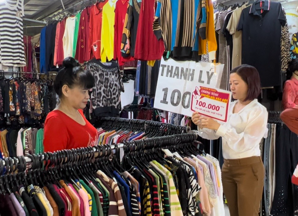 Độc lạ Sài Gòn: Chợ treo bảng giảm giá y như siêu thị - Ảnh 3.