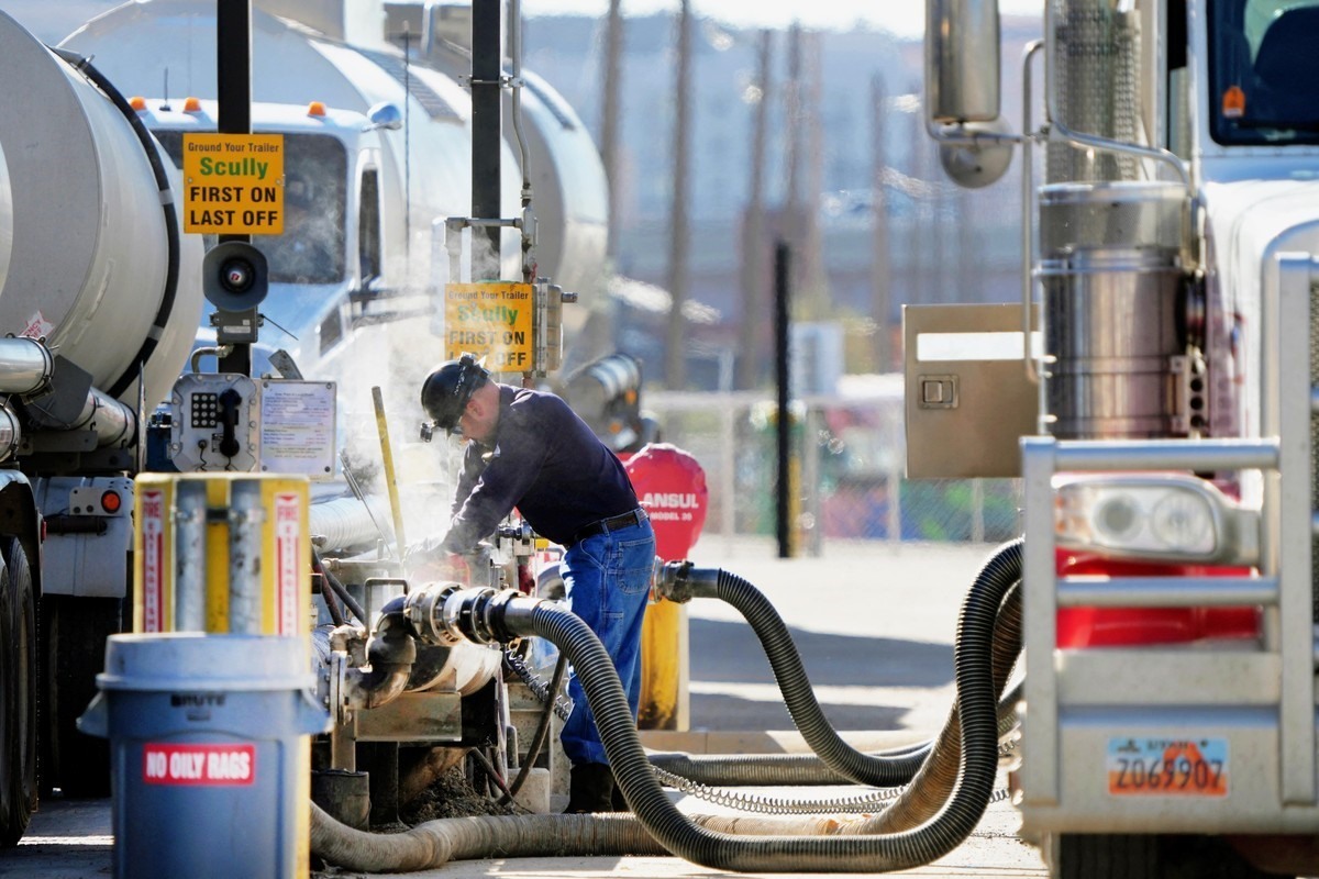 Giá xăng dầu hôm nay 1/7: Giá xăng trong nước sẽ giảm vào chiều nay? - Ảnh 1.