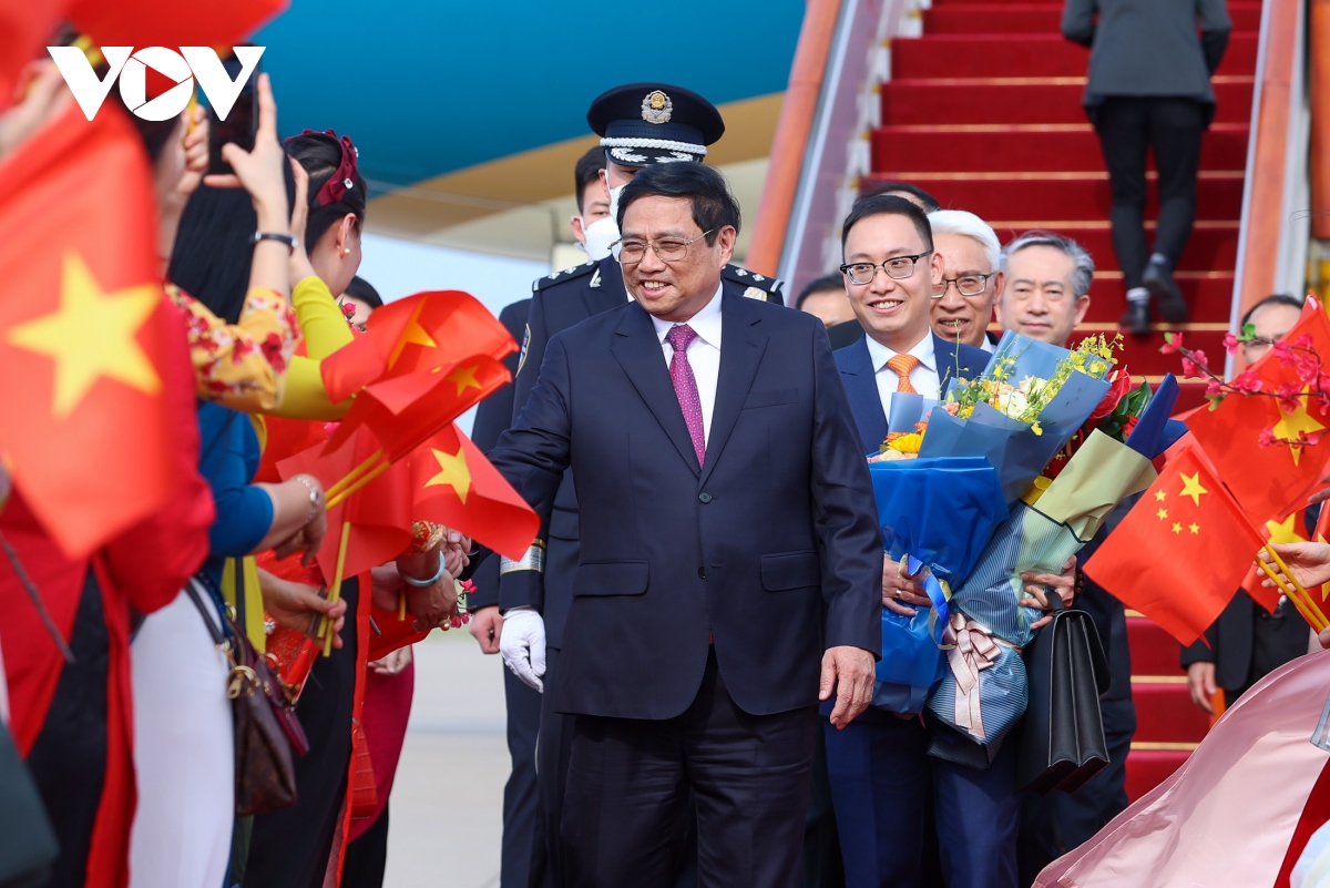Thủ tướng tới Bắc Kinh thăm chính thức Trung Quốc và dự Hội nghị WEF - Ảnh 2.