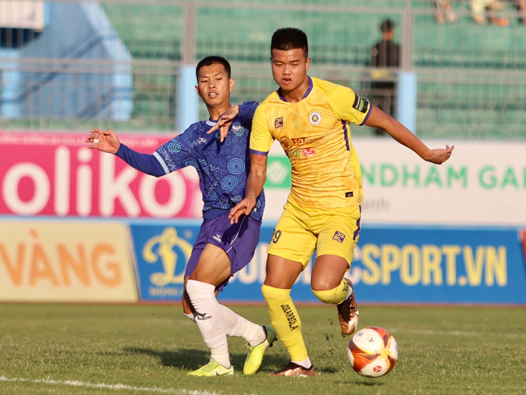 Kết quả vòng 12 V.League: CLB Hà Nội đánh bại Khánh Hòa bằng bàn thắng gây tranh cãi - Ảnh 2.