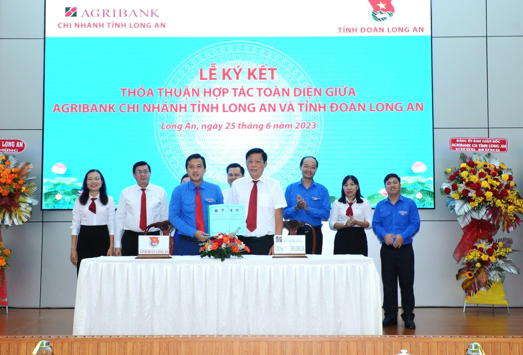Agribank Chi nhánh tỉnh Long An ký kết thỏa thuận hợp tác toàn diện với Tỉnh đoàn Long An - Ảnh 1.