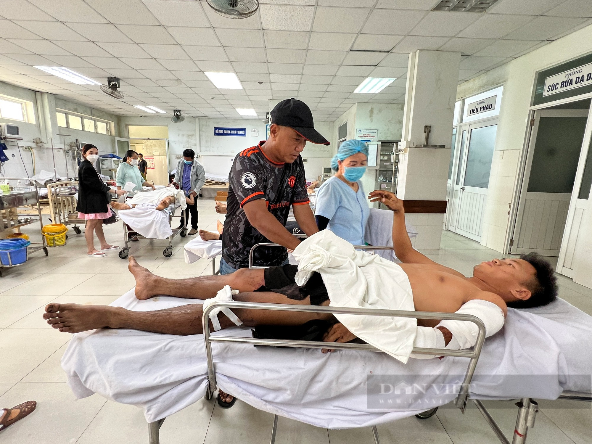 Sức khỏe các cầu thủ Quảng Nam gặp nạn đã ổn định, tỷ phú Trần Bá Dương hỗ trợ xe 45 chỗ - Ảnh 1.