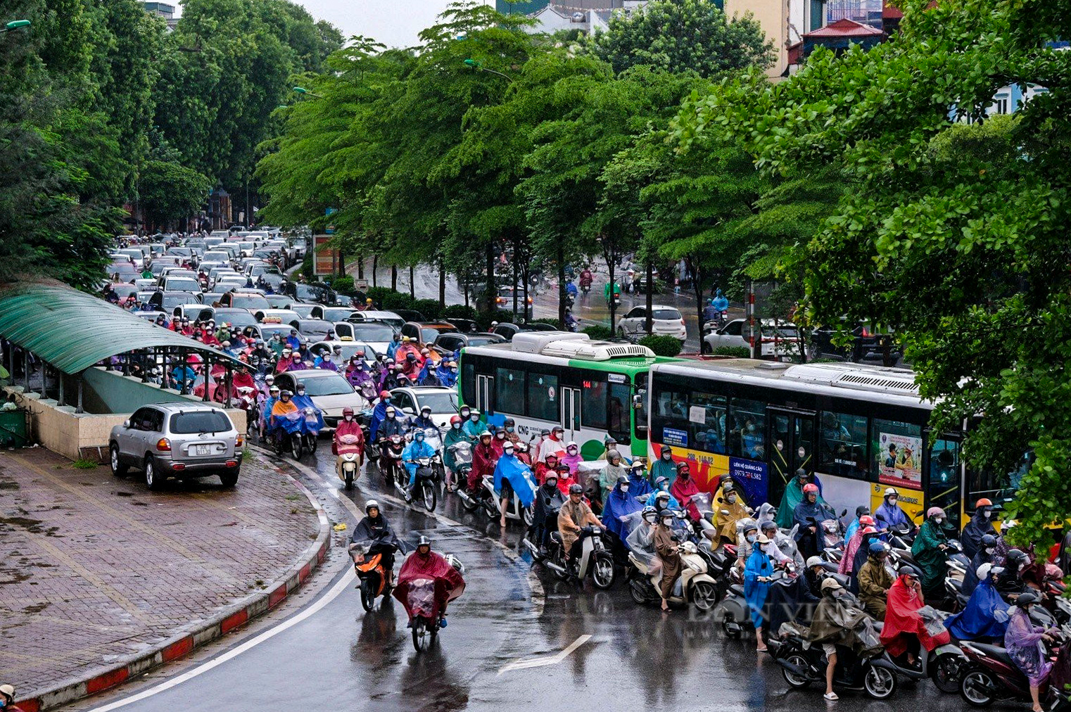 Người Hà Nội &quot;đội mưa&quot;, di chuyển từng mét đến công sở trong sáng đầu tuần - Ảnh 2.