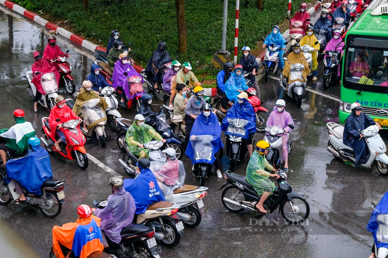 Người Hà Nội &quot;đội mưa&quot;, di chuyển từng mét đến công sở trong sáng đầu tuần - Ảnh 4.