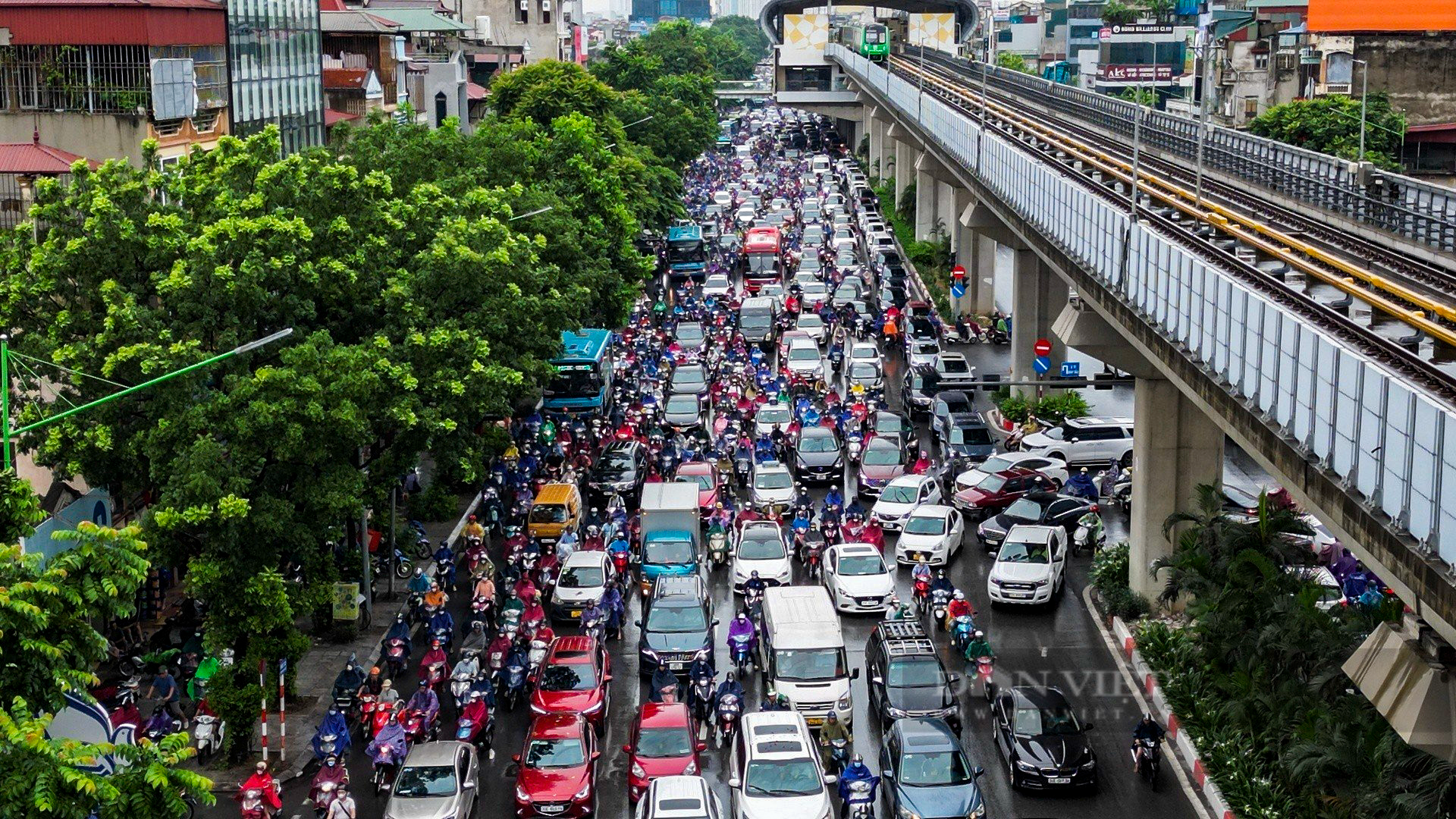 Người Hà Nội &quot;đội mưa&quot;, di chuyển từng mét đến công sở trong sáng đầu tuần - Ảnh 5.