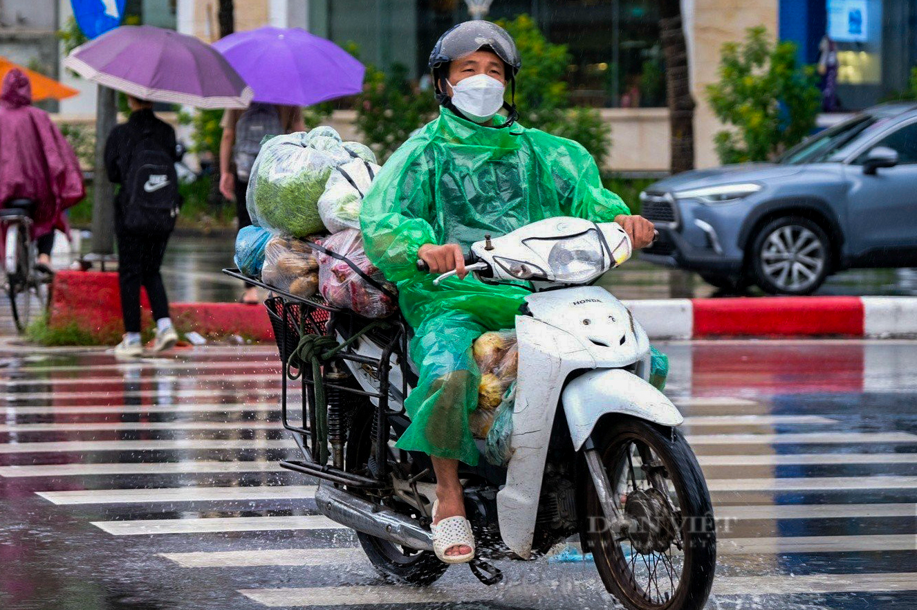 Người Hà Nội &quot;đội mưa&quot;, di chuyển từng mét đến công sở trong sáng đầu tuần - Ảnh 8.