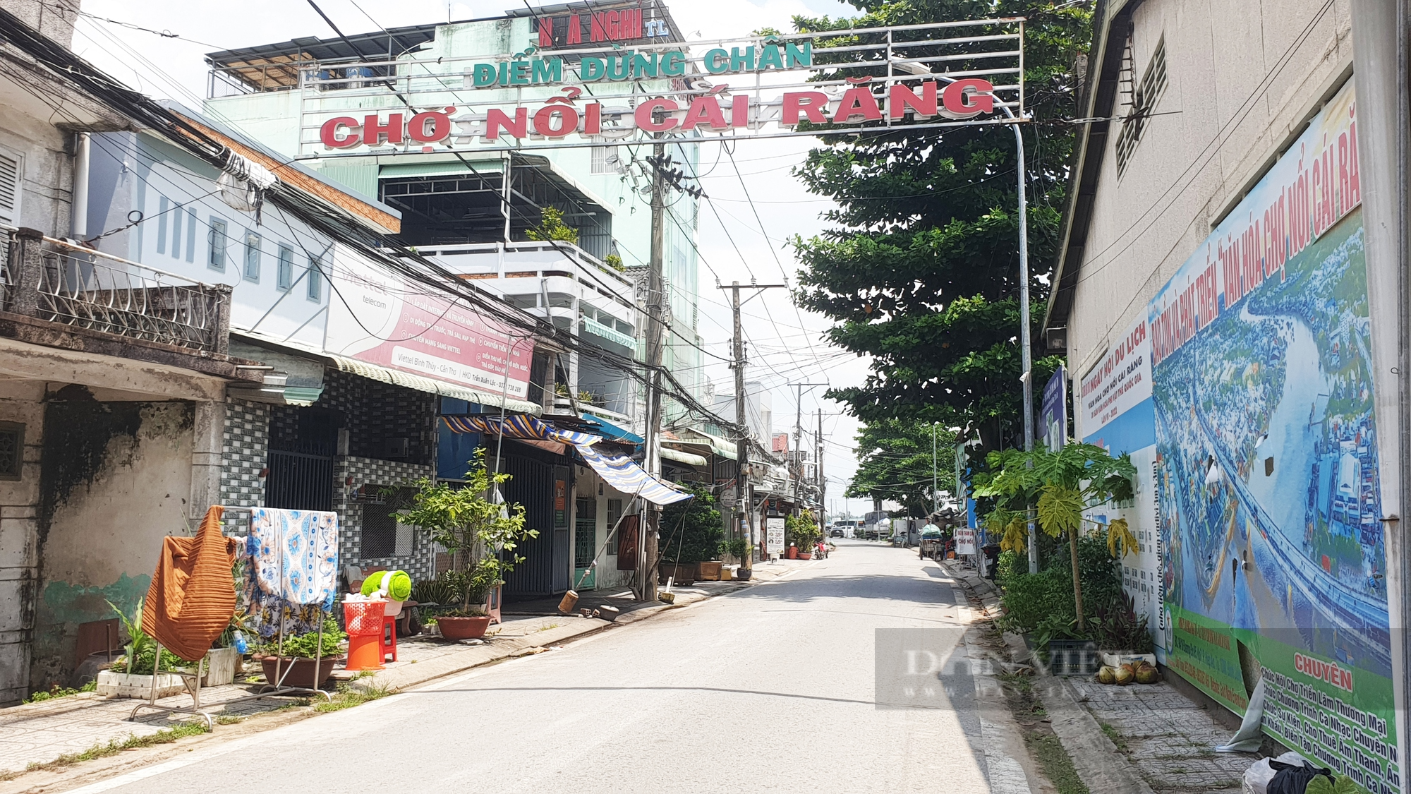 Cảnh hoang tàn sau cổng chào điểm dừng chân chỉ nội Cái Răng  - Ảnh 1.