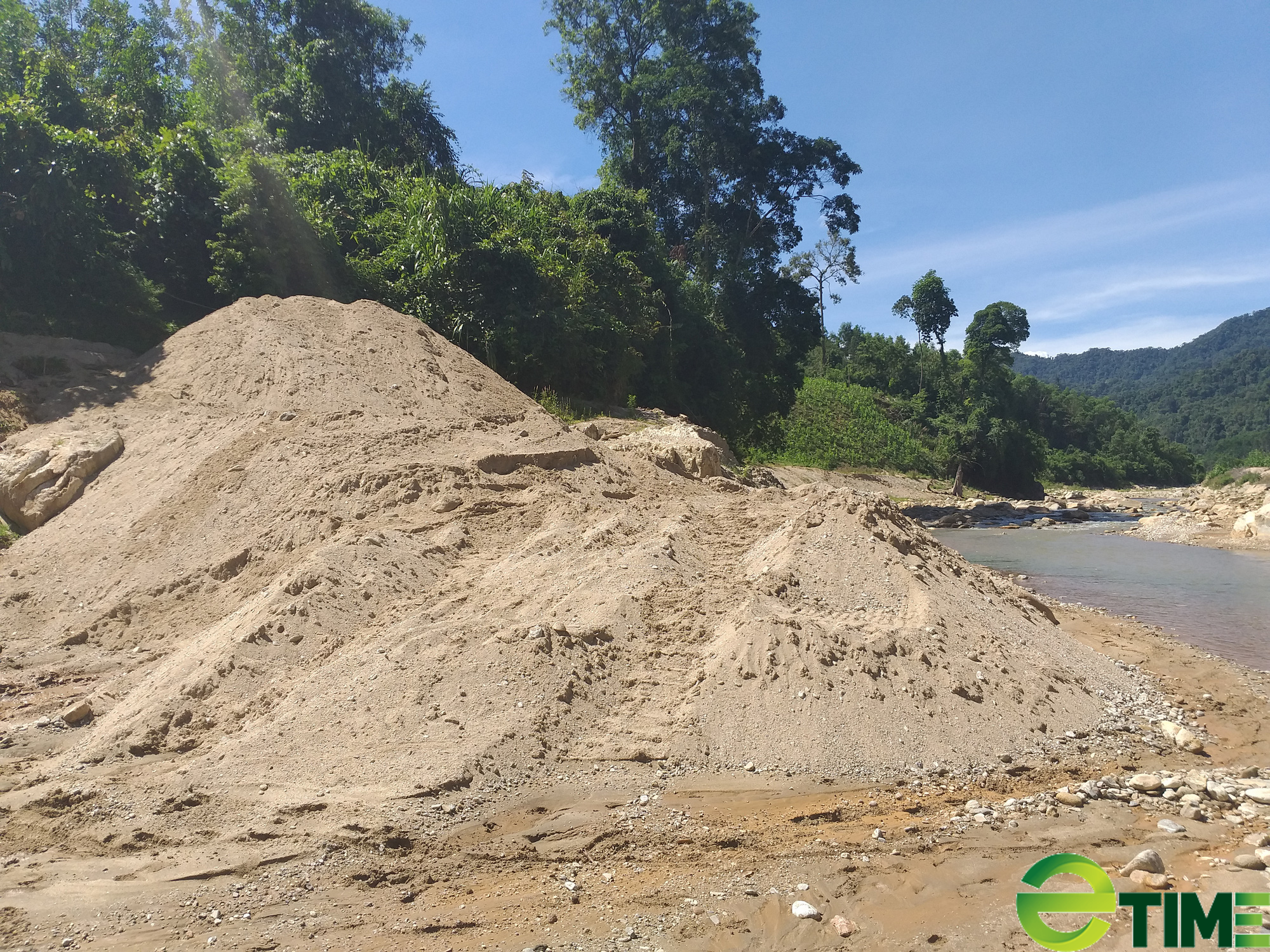 Quảng Nam: Công ty TNHH Vật liệu xây dựng Hiệp Hưng bị phạt 250 triệu đồng do khai thác cát vượt công suất - Ảnh 1.