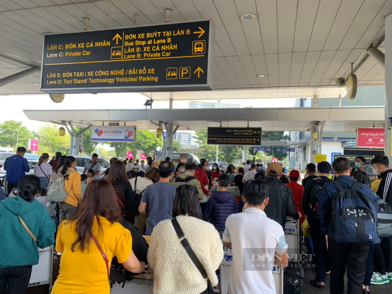 Nhiều chuyến bay tại sân bay Tân Sơn Nhất chậm giờ khởi hành, phải chuyển hướng - Ảnh 1.