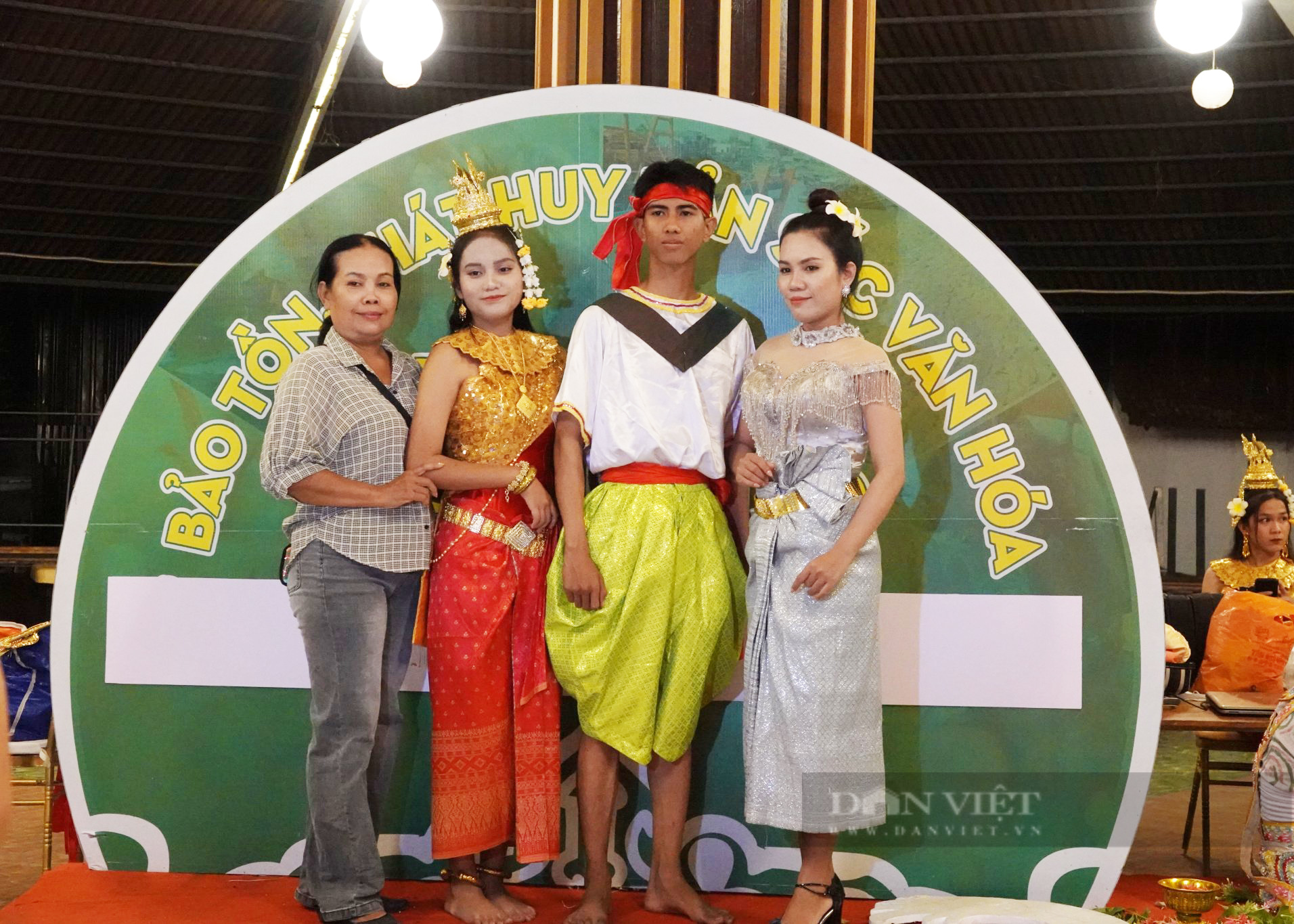 Gia đình có 6 thế hệ theo nghề múa Khmer ở Sóc Trăng - Ảnh 1.