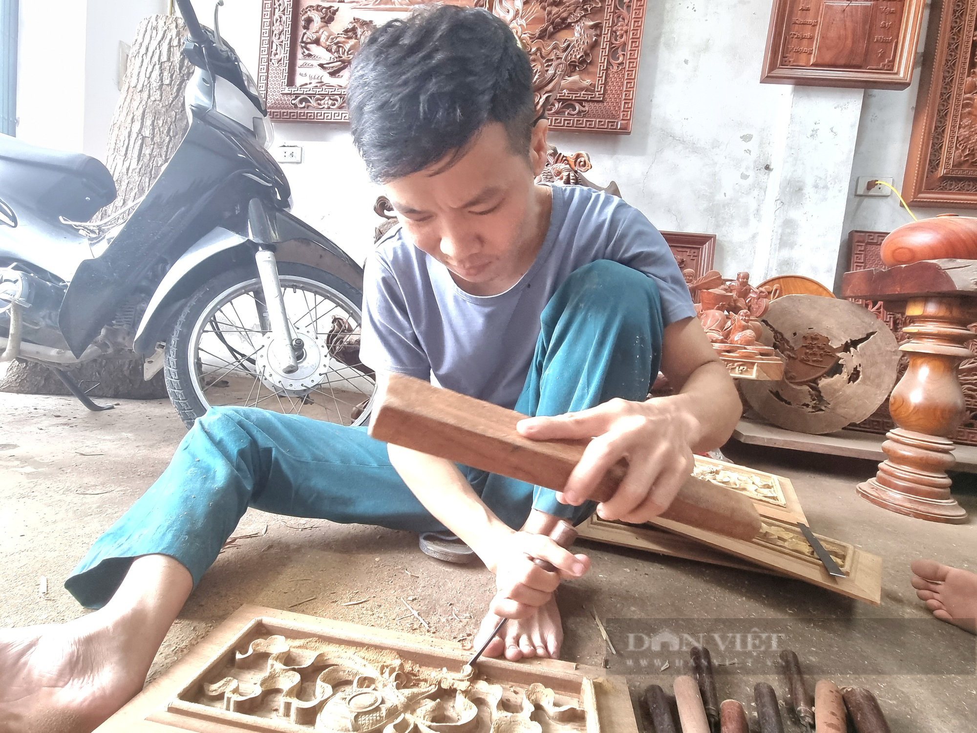 9X Ninh Bình nổi tiếng với nghề điêu khắc gỗ - Ảnh 2.