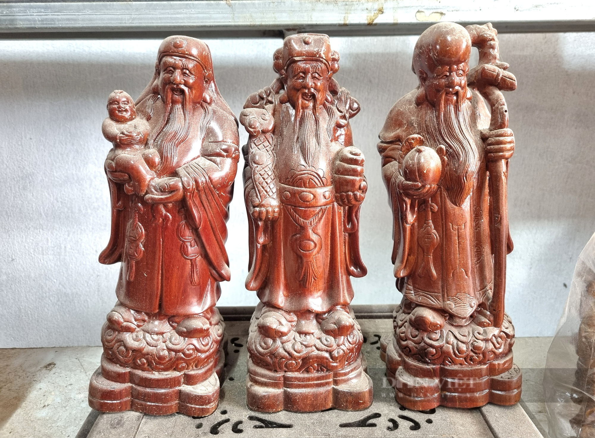 9X Ninh Bình nổi tiếng với nghề điêu khắc gỗ - Ảnh 3.