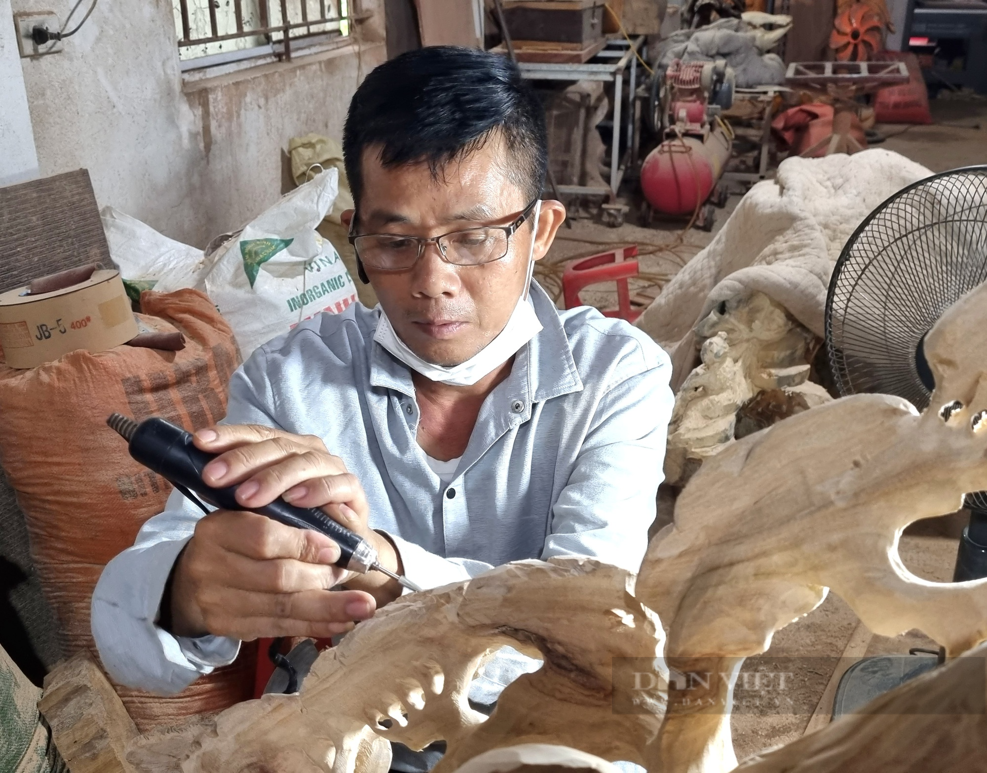 9X Ninh Bình nổi tiếng với nghề điêu khắc gỗ - Ảnh 5.