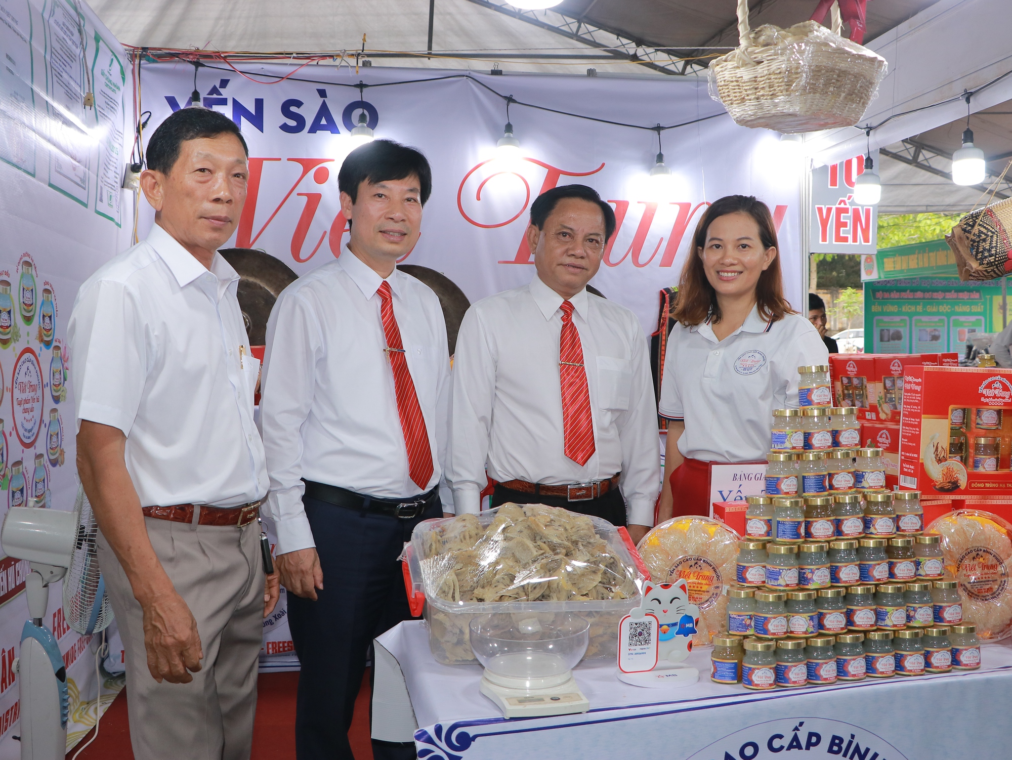 Hội Nông dân tỉnh Bình Phước tổ chức hội chợ trái cây, thu hút hơn 30.000 lượt tham quan - Ảnh 1.
