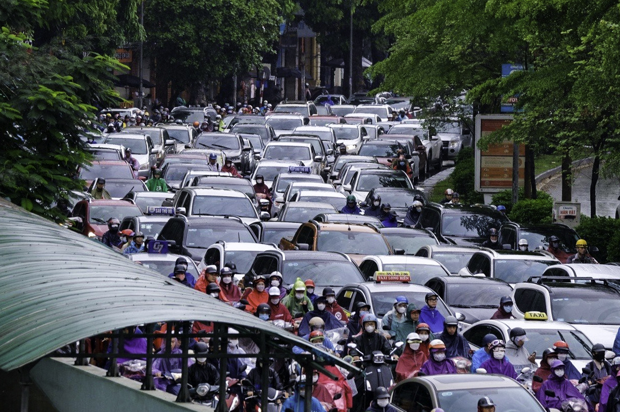 Người Hà Nội &quot;đội mưa&quot;, di chuyển từng mét đến công sở trong sáng đầu tuần - Ảnh 3.