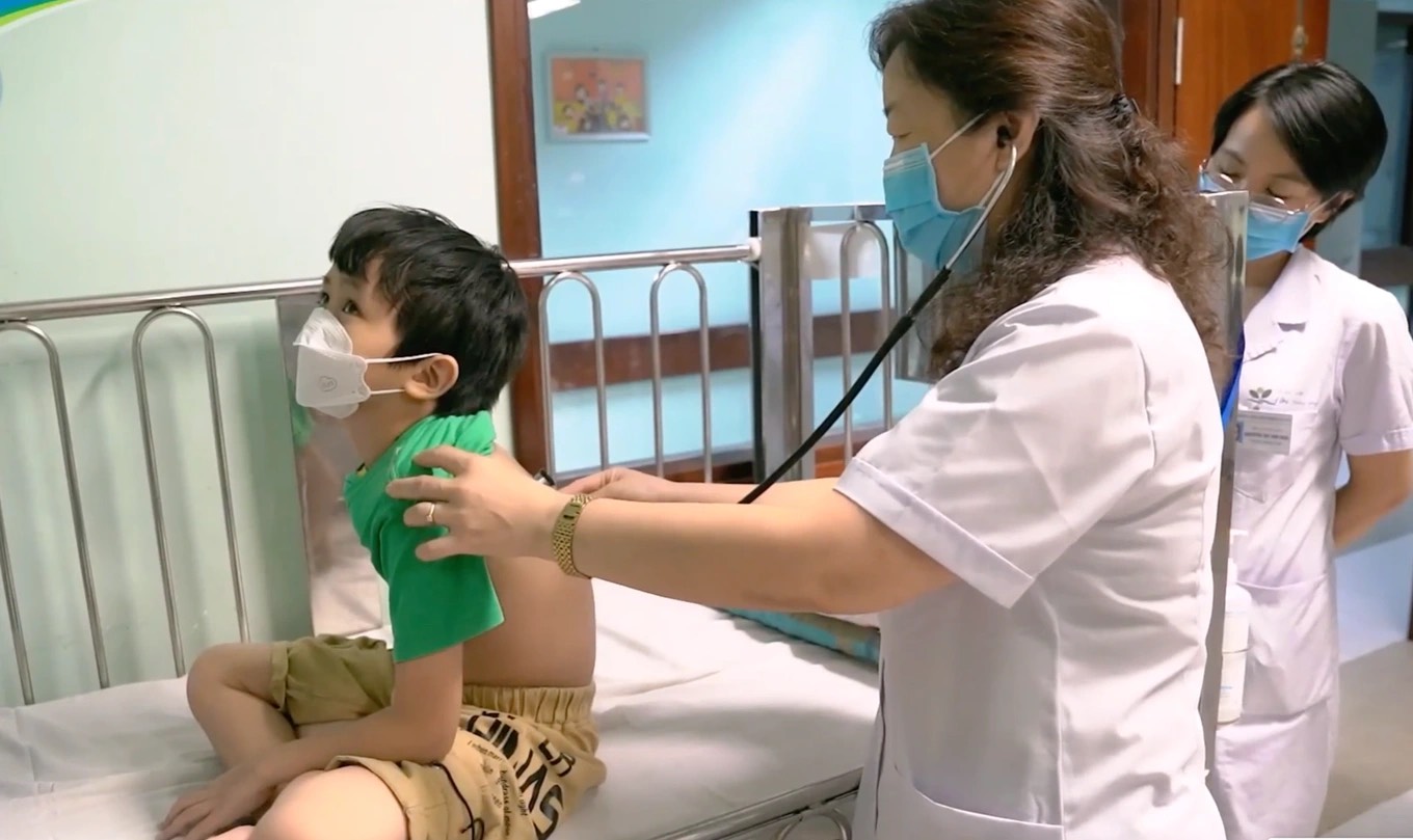 Mỗi ngày 30-40 trẻ viêm phổi do Mycoplasma nhập viện, bác sĩ cảnh báo dấu hiệu nguy hiểm  - Ảnh 1.