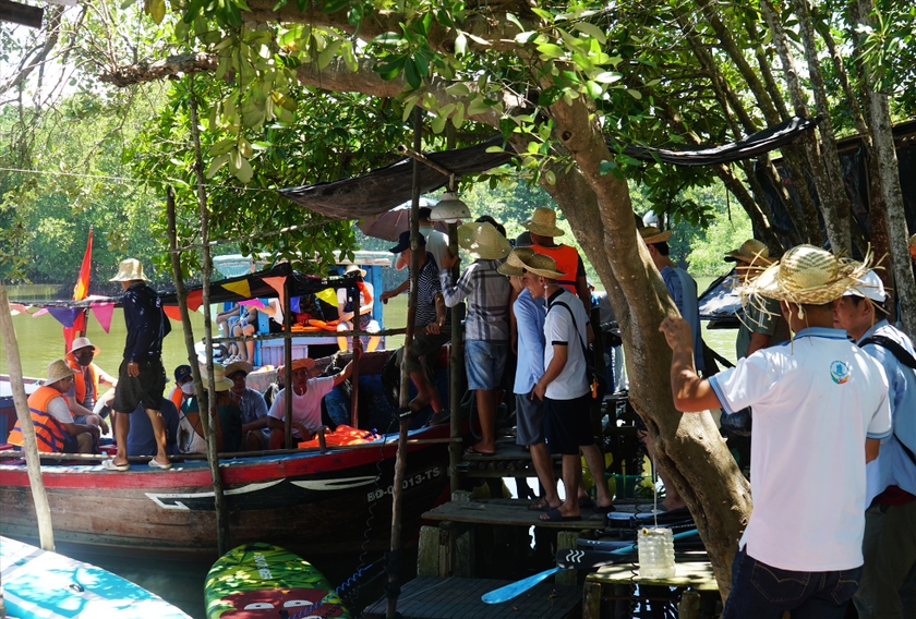 Đầm nước nổi tiếng đất Bình Định có một ốc đảo xanh, trên chim trời, dưới cá tôm, ai cũng muốn xem - Ảnh 3.