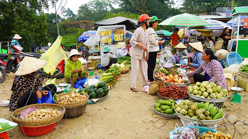 Chợ Mây trên đỉnh Thiên Cấm Sơn - Ảnh 2.