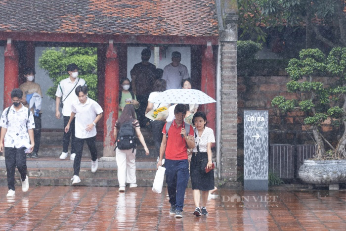 Hàng nghìn sĩ tử mang giấy bút, văn khấn cầu may trước kỳ thi tốt nghiệp THPT ở Văn Miếu - Quốc Tử Giám  - Ảnh 1.