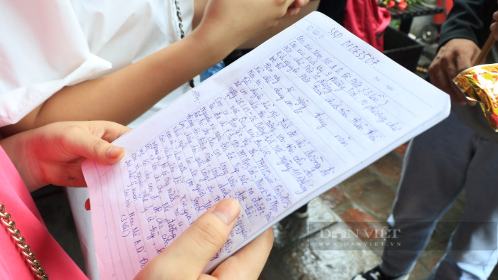 Hàng nghìn sĩ tử mang giấy bút, văn khấn cầu may trước kỳ thi tốt nghiệp THPT ở Văn Miếu - Quốc Tử Giám  - Ảnh 12.