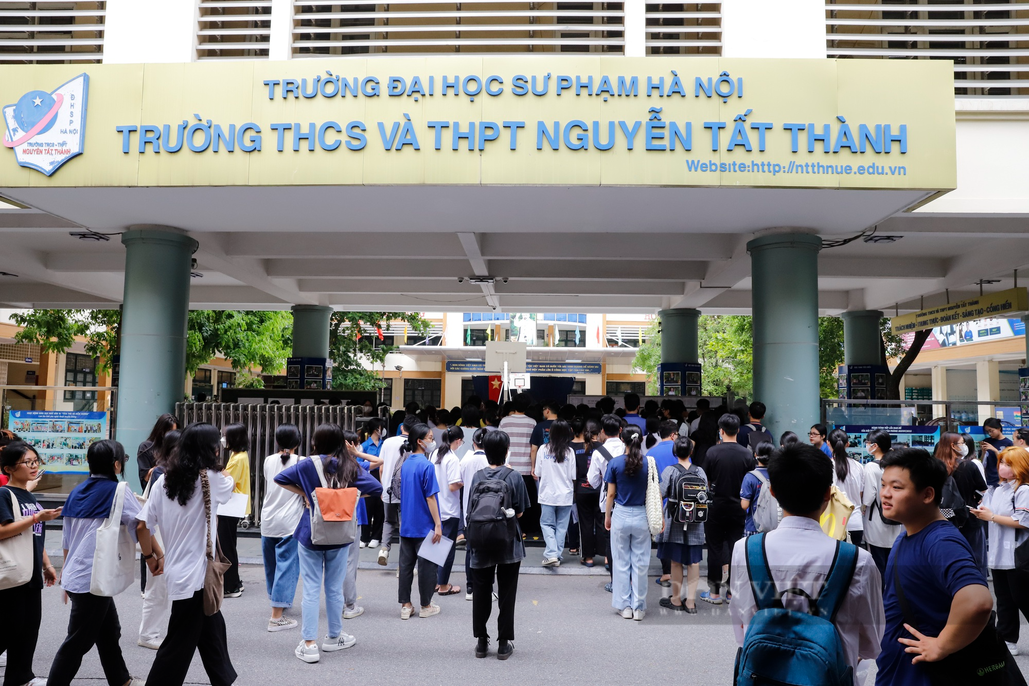 Công an áp tải vận chuyển tài liệu thi tốt nghiệp THPT 2023 tại Hà Nội - Ảnh 1.