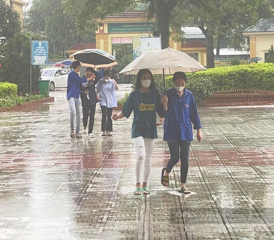 Phú Thọ: Công an đội mưa, căng mình hỗ trợ thí sinh di chuyển vào điểm thi tốt nghiệp THPT 2023 - Ảnh 6.