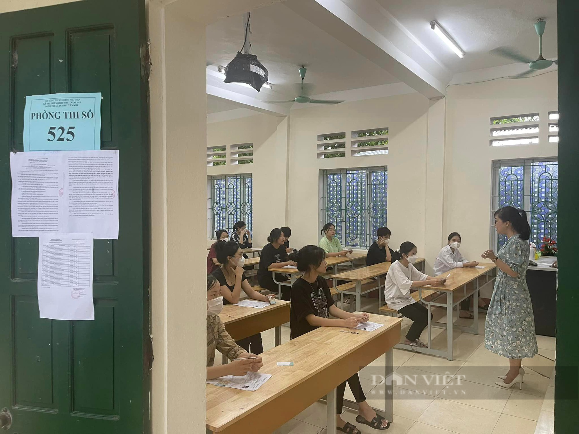 Phú Thọ: Công an đội mưa, căng mình hỗ trợ thí sinh di chuyển vào điểm thi tốt nghiệp THPT 2023 - Ảnh 7.