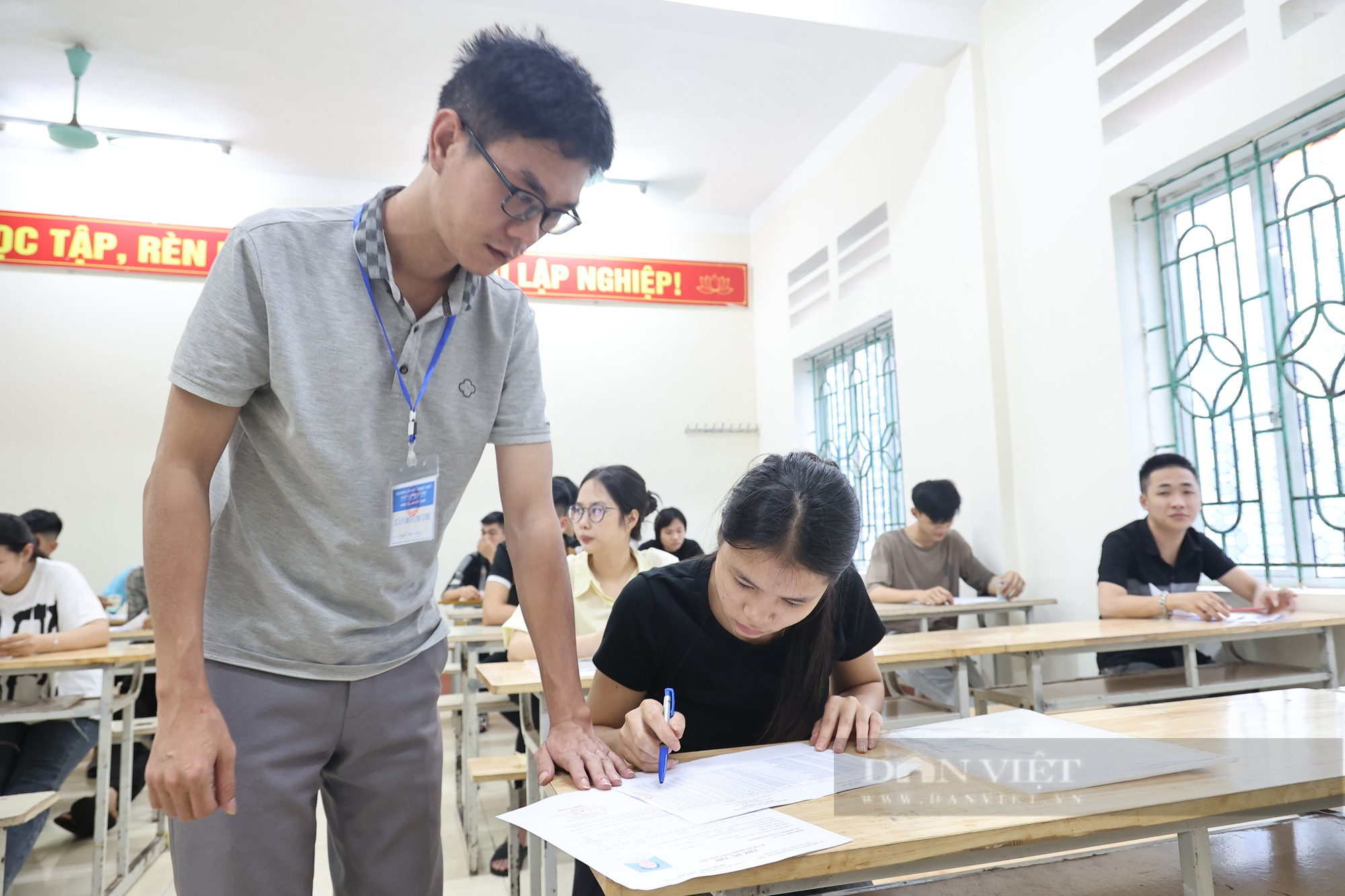 Phú Thọ: Công an đội mưa, căng mình hỗ trợ thí sinh di chuyển vào điểm thi tốt nghiệp THPT 2023 - Ảnh 8.