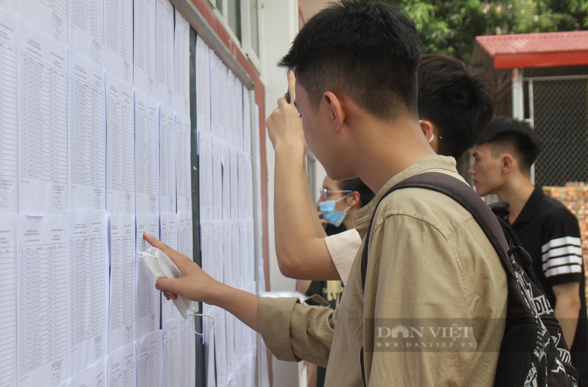 Sĩ tử ở Nghệ An đến sớm soát kỹ thông tin, tâm lý thoải mái trước kỳ thi tốt nghiệp THPT 2023 - Ảnh 4.