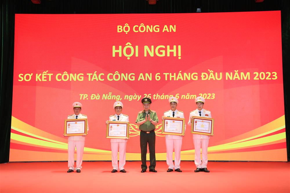 Thiếu tướng Vũ Hồng Văn và 3 Đại tá nhận Huân chương - Ảnh 1.