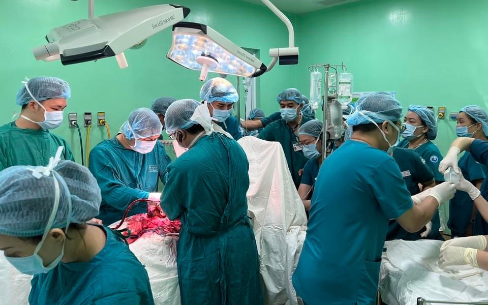 Bệnh viện Từ Dũ cứu sống thai phụ ngưng tim ngưng thở do vỡ tử cung, nhau cài răng lược 