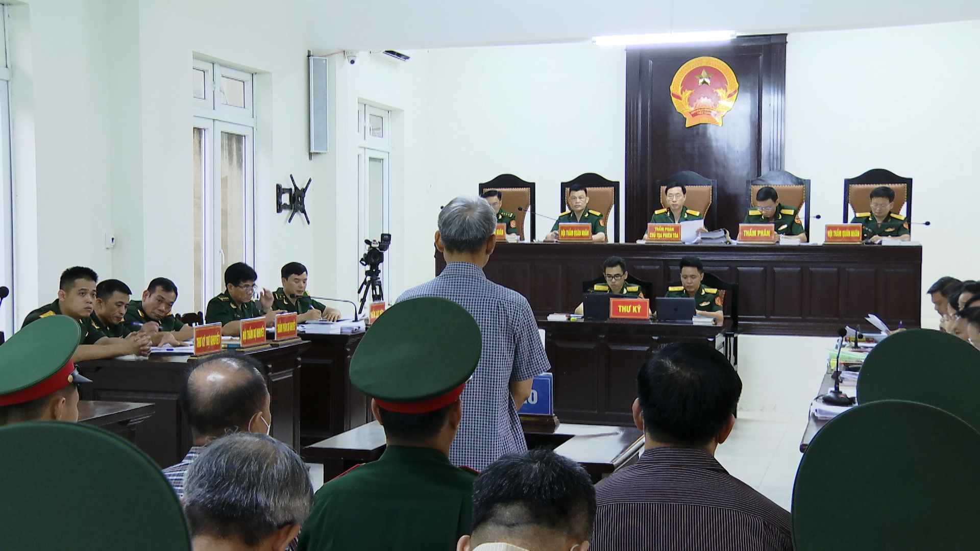 An ninh thắt chặt tại phiên tòa xét xử 5 cựu tướng Cảnh sát biển - Ảnh 2.