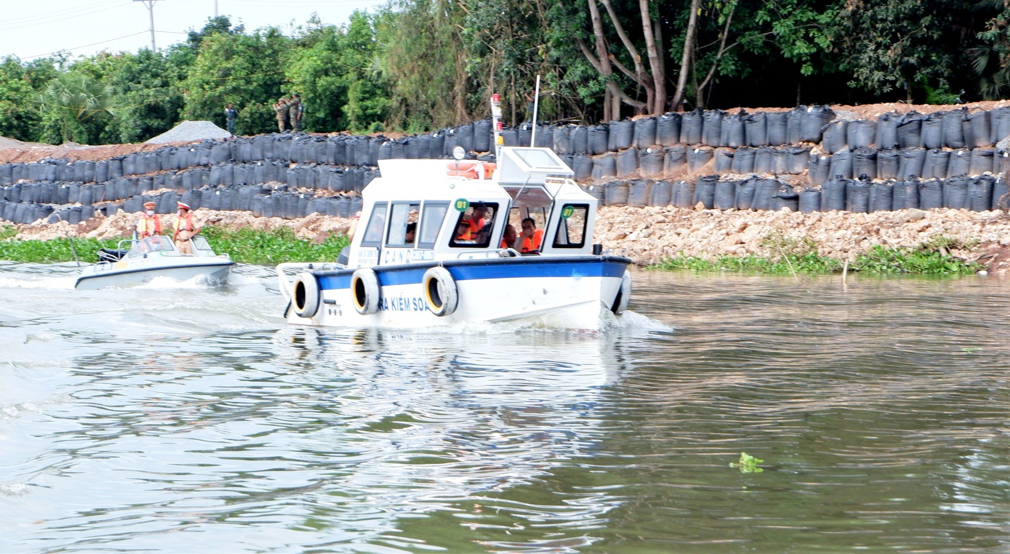 Phó Thủ tướng Trần Lưu Quang kiểm tra công tác phòng chống buôn lậu trên tuyến biên giới An Giang - Ảnh 2.