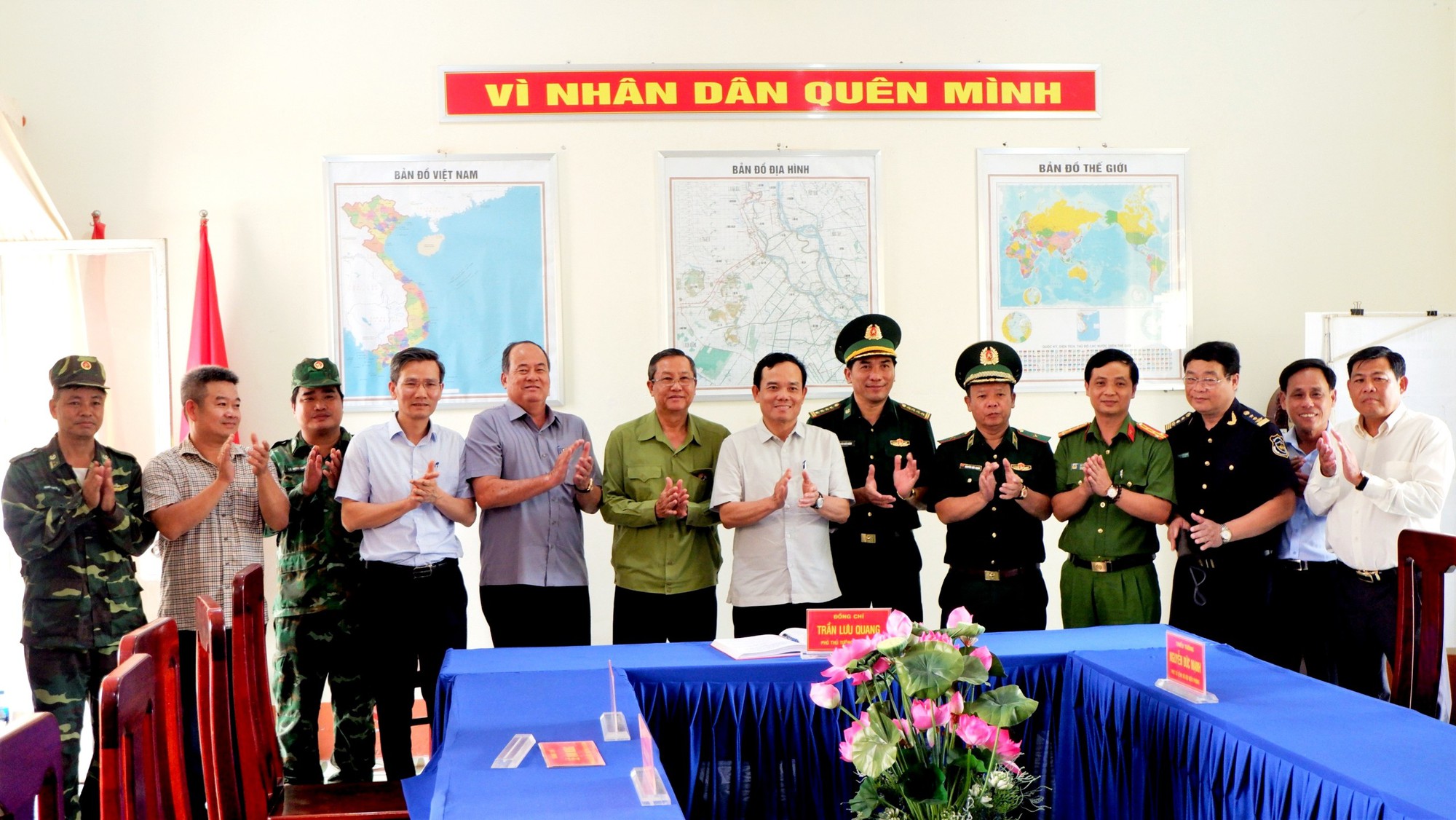 Phó Thủ tướng Trần Lưu Quang kiểm tra công tác phòng chống buôn lậu trên tuyến biên giới An Giang - Ảnh 1.