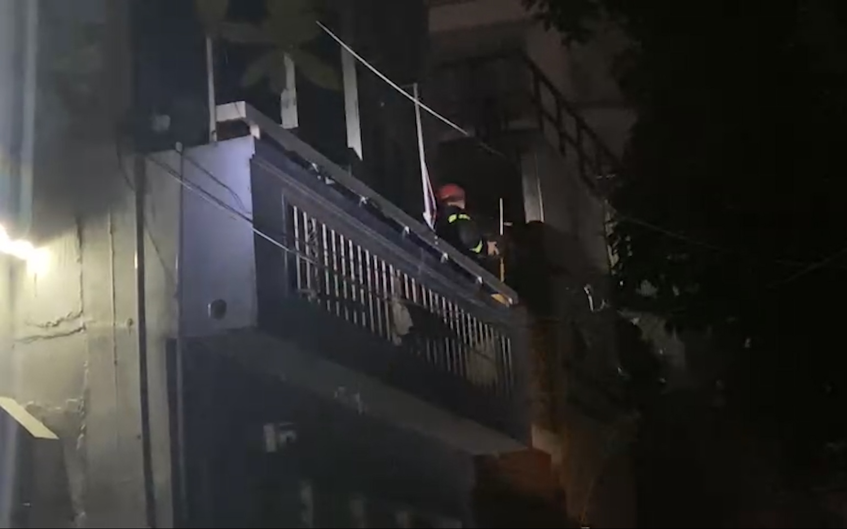 Clip: 2 người nghi mắc kẹt bên trong nhà 3 tầng bị cháy ở TP.HCM, cúp điện cả con hẻm