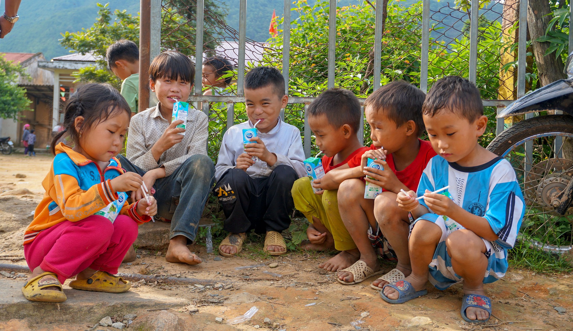 Niềm vui ngày hè của những đứa trẻ vùng cao Lào Cai - Ảnh 13.