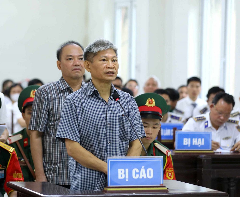 Cựu Trung tướng Cảnh sát biển nói “không đấu tranh nổi” nên phải nhận 10 tỷ đồng tham ô - Ảnh 1.