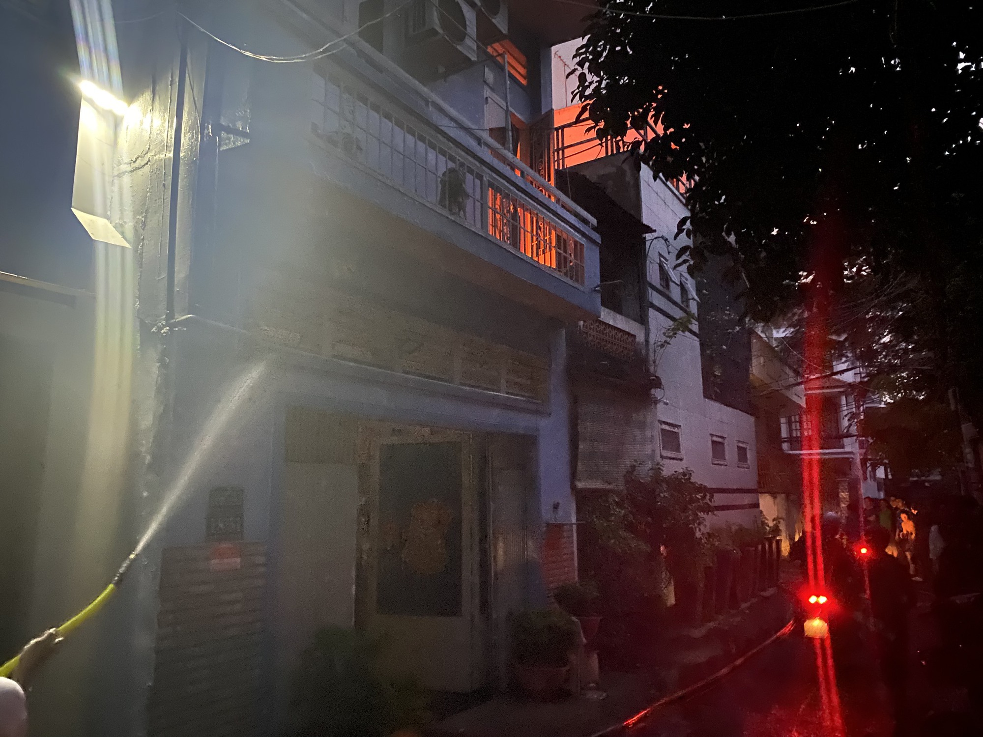 Vụ cháy lớn tại căn nhà 3 tầng, 2 người mắc kẹt bên trong tử vong - Ảnh 1.