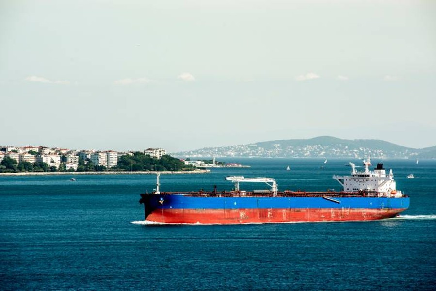 Nhiều tàu chở dầu phương Tây đầy tải đang &quot;trôi dạt&quot; trên đại dương - Ảnh 1.