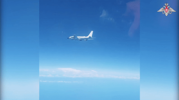 Trinh sát cơ khổng lồ RC-135 Anh quay đầu ngay khi gặp Su-27 Nga trên Biển Đen - Ảnh 1.
