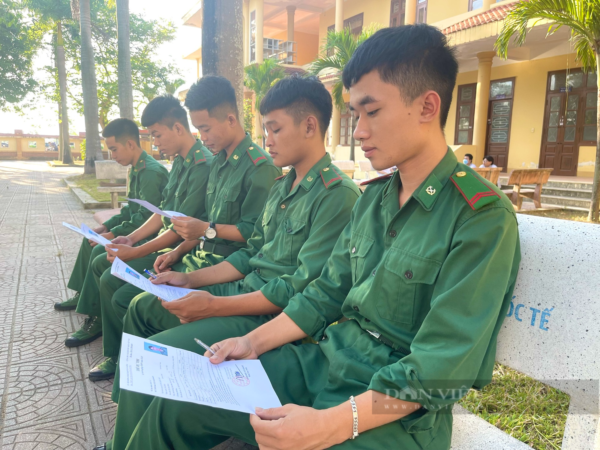 Kỳ thi tốt nghiệp THPT 2023 tại Quảng Bình: Thí sinh mặc áo lính tự tin đạt điểm cao môn Văn - Ảnh 4.