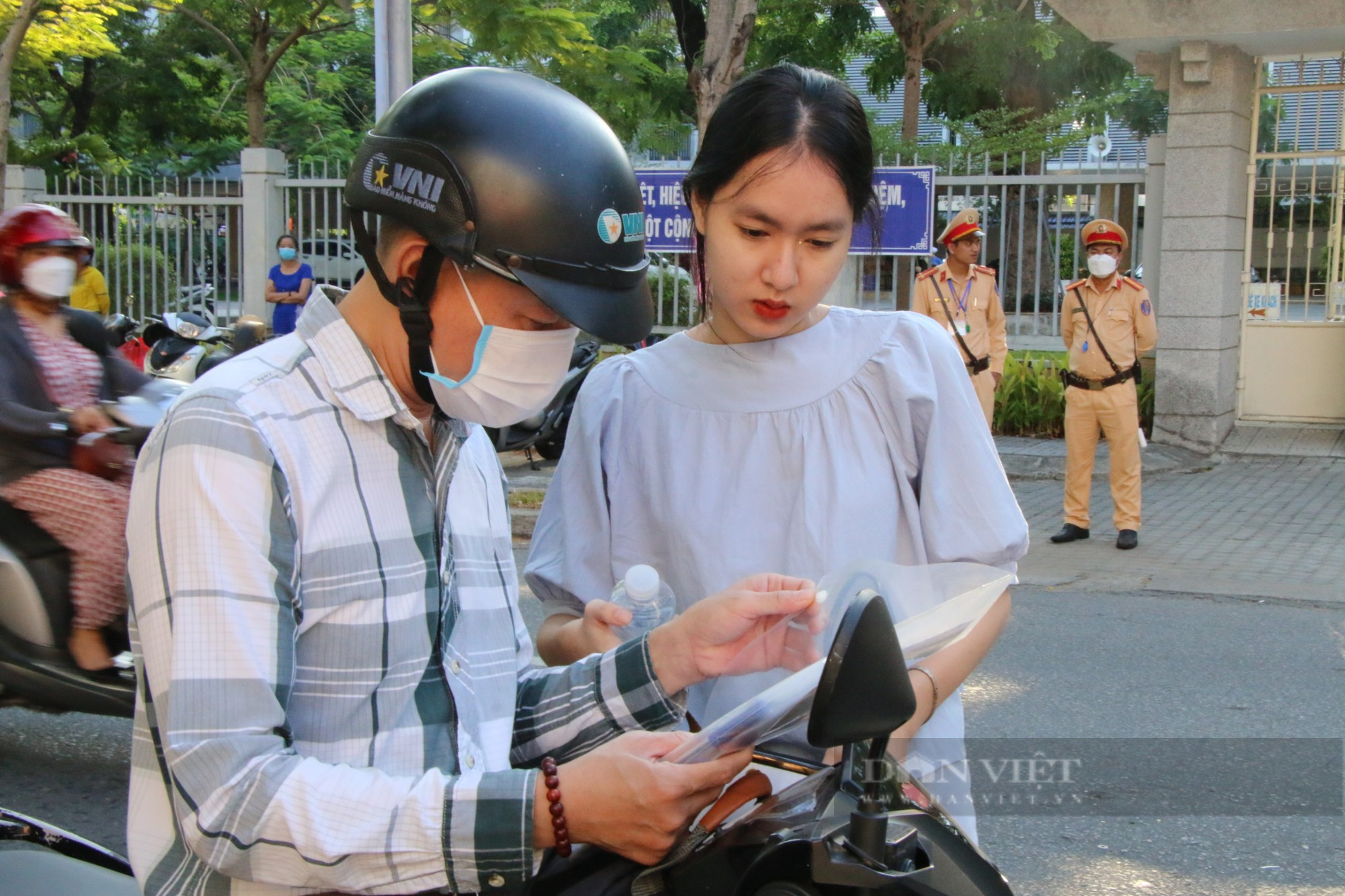 CSGT Đà Nẵng tặng bút, nước cho thí sinh thi tốt nghiệp THPT - Ảnh 2.
