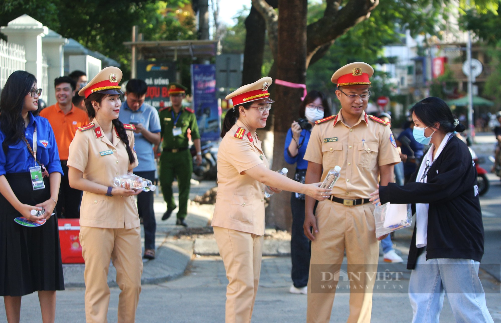 CSGT Đà Nẵng tặng bút, nước cho thí sinh thi tốt nghiệp THPT - Ảnh 3.